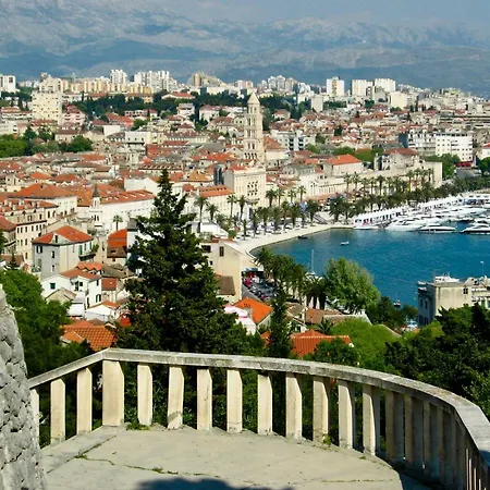 Πανσιόν Single In The Heart Of *