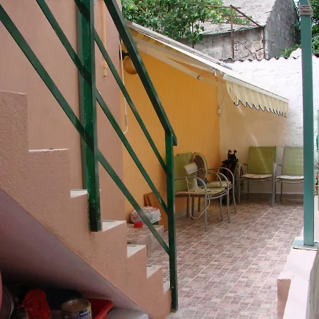 Single In The Heart Of Πανσιόν *